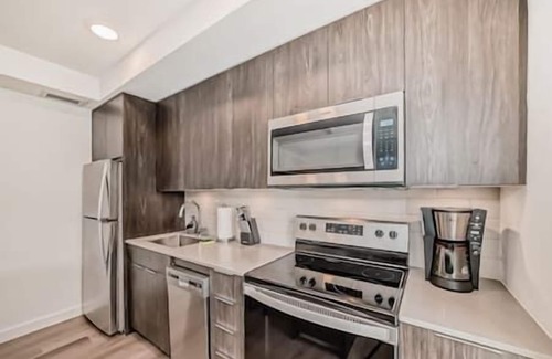 Bridgeland Apartment | Walk to Saddledome |Rooftop Patio| Cgy Tower Views