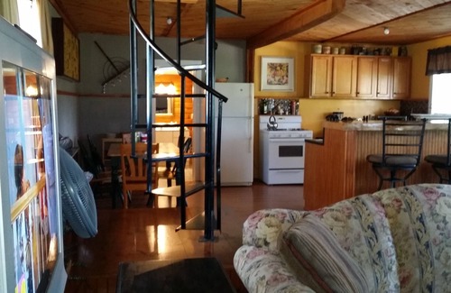 North Conway House | Convenient Stay Near Settlers Green Shopping Outlet