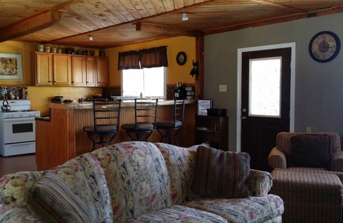 North Conway House | Convenient Stay Near Settlers Green Shopping Outlet