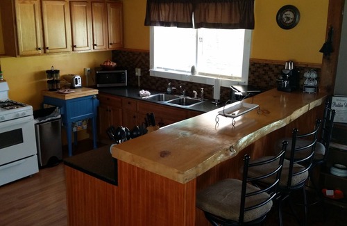 North Conway House | Convenient Stay Near Settlers Green Shopping Outlet
