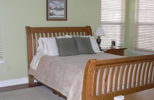 Pluckemin House | Convenient Hotel Steps from Shopping Near NYC