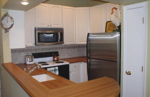 Pluckemin House | Convenient Hotel Steps from Shopping Near NYC