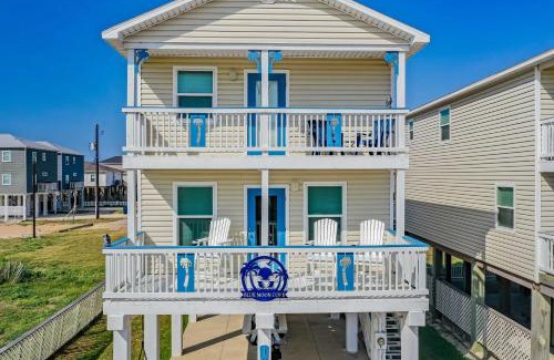 Surfside Beach House | Family-Friendly Surfside Beach Home: Steps from the Shore