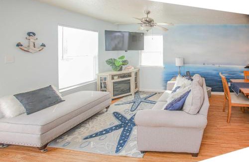 Surfside Beach House | Family-Friendly Surfside Beach Home: Steps from the Shore