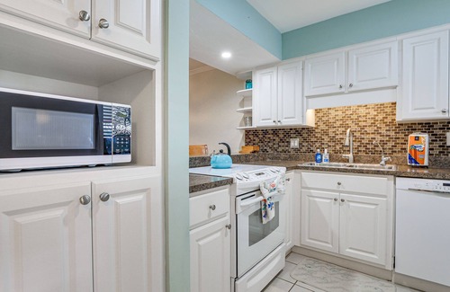 Bradenton Beach Condo | Beachside Bradenton Condo with Pool & Spa: Walk to Shore!