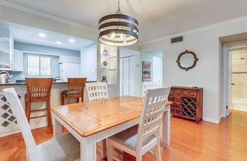 Bradenton Beach Condo | Beachside Bradenton Condo with Pool & Spa: Walk to Shore!