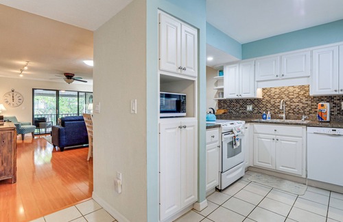 Bradenton Beach Condo | Beachside Bradenton Condo with Pool & Spa: Walk to Shore!