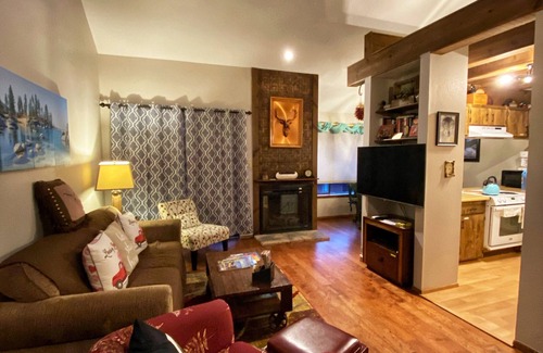 Angel Fire Condo | Steps from Ski Lifts! WiFi, Kitchen & Skylights Included
