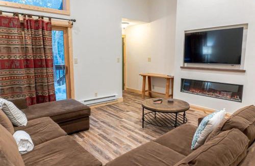Four O'Clock House | Prime Location: Steps to Skiing, Hiking & Main Street