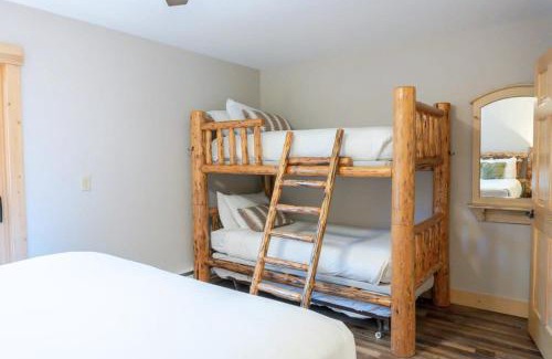 Four O'Clock House | Prime Location: Steps to Skiing, Hiking & Main Street