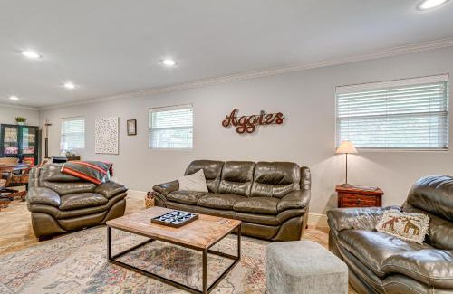 Redmond Terrace House | Walk to Texas AandM College Station Home with Yard!