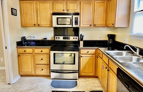 East Biloxi House | Steps from Ocean Springs Beach & Casinos with Full RV Hookup