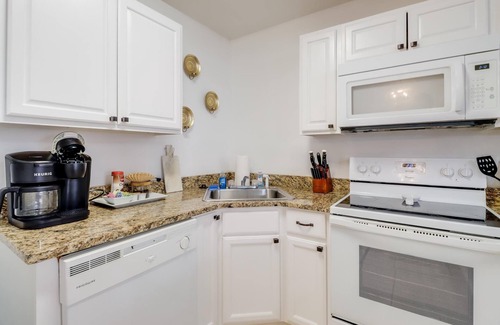 Biloxi Condo | Walk to the beach! Cozy Biloxi Condo w/Pool