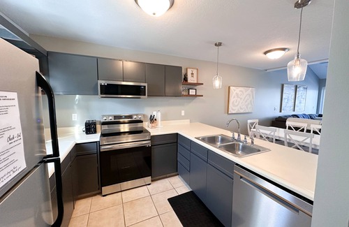 South Haven Condo | Beachside Retreat: Kid-Friendly, Close to Downtown Fun!