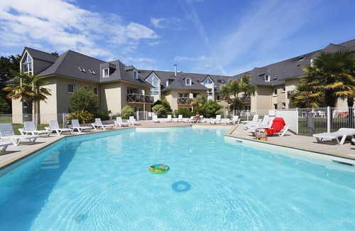 Saint-Briac-sur-Mer Condo | Walk to the Beach! Bright Saint-Briac Retreat