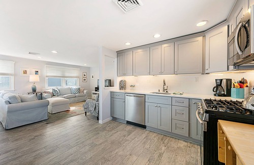 South Beach Haven House | Just Steps from the Beach: 5 Bedrooms & Two Kitchens!