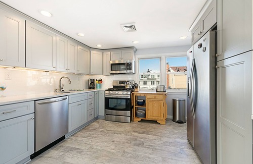South Beach Haven House | Just Steps from the Beach: 5 Bedrooms & Two Kitchens!