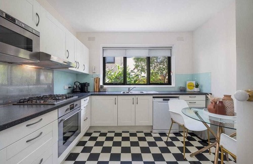 St Kilda Apartment | Guest Rated 10/10: Private 2 Bedroom Apartment Getaway