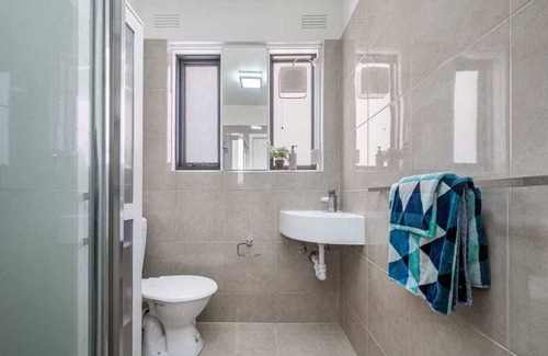 St Kilda Apartment | Guest Rated 10/10: Private 2 Bedroom Apartment Getaway