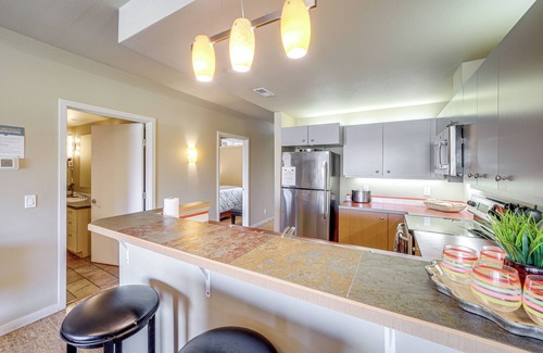 Chelan Apartment | Walk to the Lake: Chelan Condo w/Mtn Views!