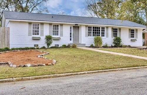 Augusta House | Enjoy a Relaxing Retreat Near the Masters with Pool Access