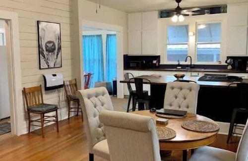 Georgetown House | Experience Old Town Charm: Walk to The Square & S.U.