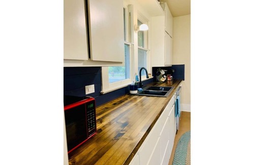 Georgetown House | Experience Old Town Charm: Walk to The Square & S.U.