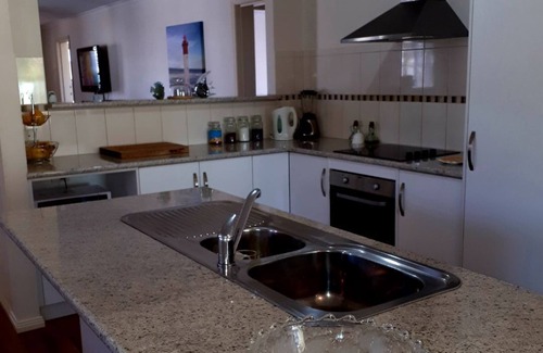 Moonta Bay House | Stroll to Simms Cove Beach - Guest Rated 9.8, Pet Friendly