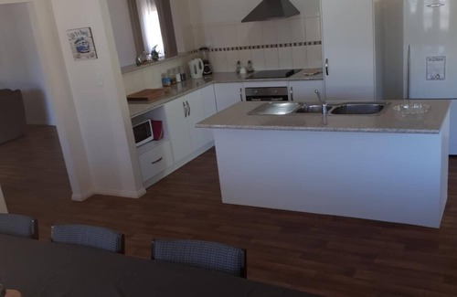Moonta Bay House | Stroll to Simms Cove Beach - Guest Rated 9.8, Pet Friendly