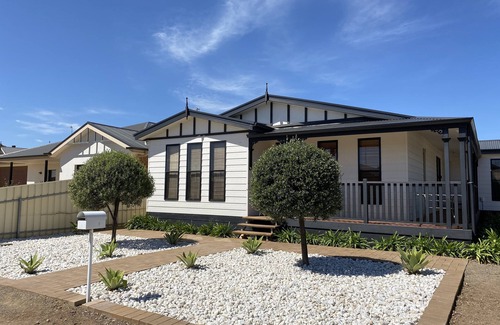 Moonta Bay House | Stroll to Simms Cove Beach - Guest Rated 9.8, Pet Friendly