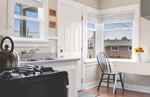 North End Apartment | Charming Cozy Cottage Steps from the Waterfront, 8.4/10 Rating