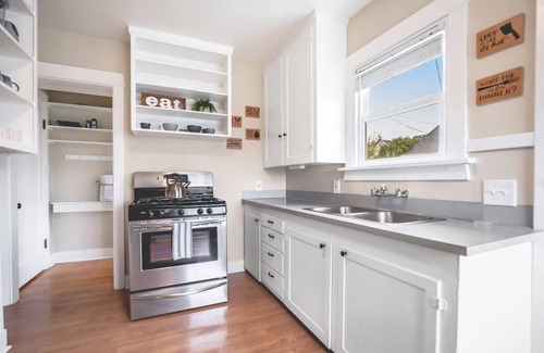 North End Apartment | Charming Cozy Cottage Steps from the Waterfront, 8.4/10 Rating