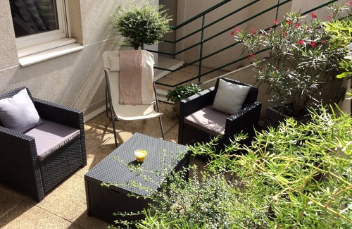 Villette Gare Condo | Convenient City Escape with Private Outdoor Space & Spa