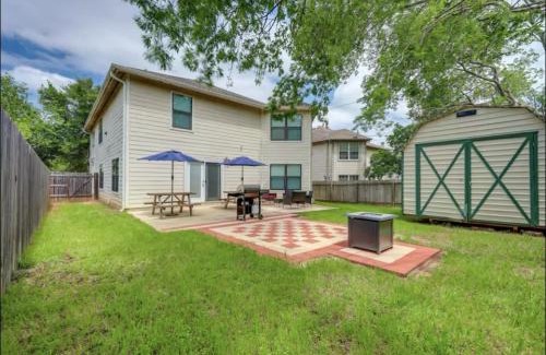 San Marcos House | Walk to Tx State 5 beds Firepit Grill