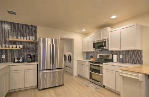San Marcos House | Walk to Tx State 5 beds Firepit Grill