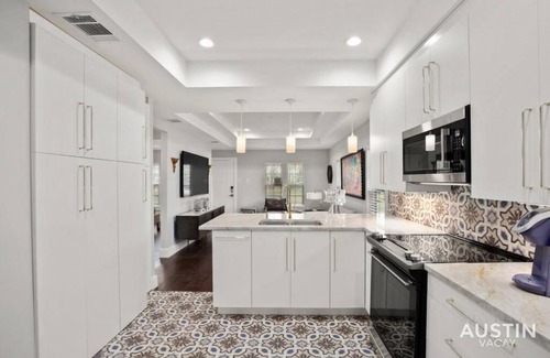 Swede Hill House | Convenient Stay Near UT and E 6th in Family-Friendly Home