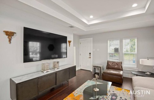 Swede Hill House | Convenient Stay Near UT and E 6th in Family-Friendly Home