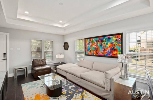 Swede Hill House | Convenient Stay Near UT and E 6th in Family-Friendly Home