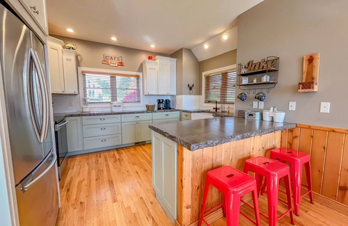 McHenry House | Lakefront Oasis: Guest Rated 9.8 with Pool & Spa Access