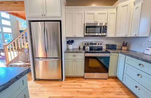 McHenry House | Lakefront Oasis: Guest Rated 9.8 with Pool & Spa Access