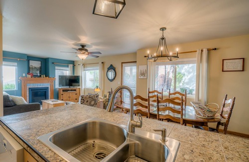 Downtown Leavenworth Condo | Perfect Location with A/C, Kitchen & Family-Friendly Fun