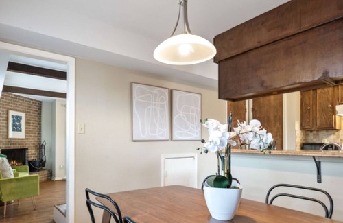 Barton Hills House | Relaxing Retreat: Walk to Zilker with Patio & Balcony Views