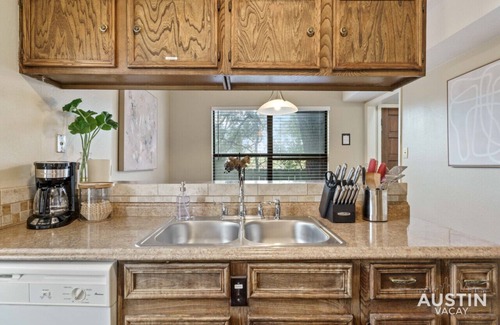 Barton Hills House | Relaxing Retreat: Walk to Zilker with Patio & Balcony Views