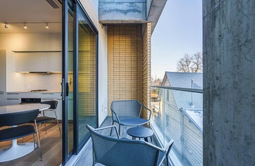 Berkeley House | Trendy Tennyson Retreat with Rooftop Patio & Pet Friendly
