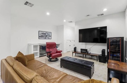 Holly Villa | Walkable 3-home 3,800 sq-ft Villa