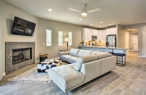 Cave Creek House | Prime Cave Creek Townhome with Private Patio & Top Amenities!