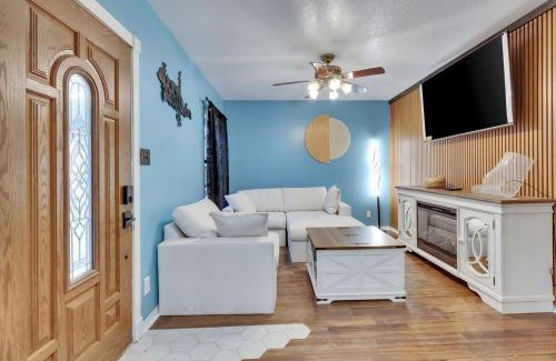 Govalle House | Walkable DT Foliage Haven with Pickleball Court