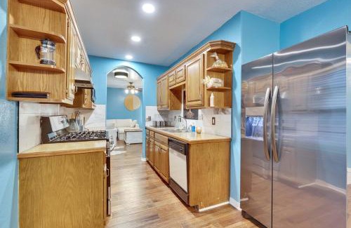 Govalle House | Walkable DT Foliage Haven with Pickleball Court