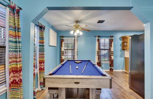 Govalle House | Walkable DT Foliage Haven with Pickleball Court