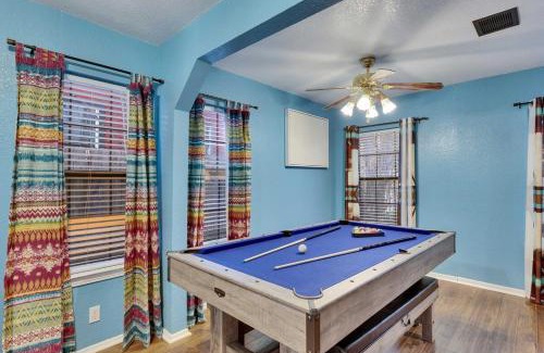 Govalle House | Walkable DT Foliage Haven with Pickleball Court